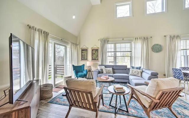 Modern-chic Athens Home - Fish, Ski & Swim!