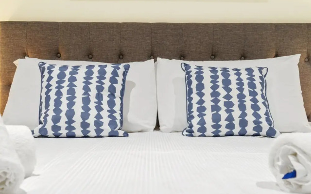 New 2 Bedroom Apt Minutes Walking to Darling Harbour