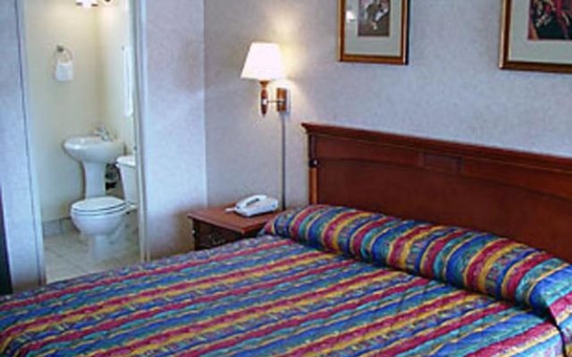 Econo Lodge Inn & Suites West Hollywood