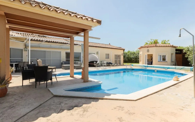 Delux Villa in Vilacolum With Swimming Pool