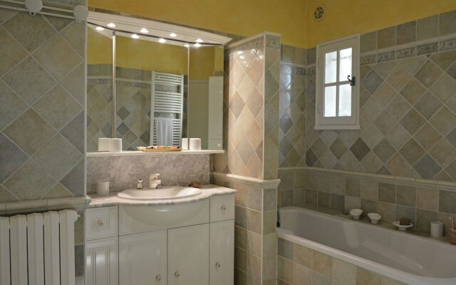 Lush Villa in Beaucaire With Swimming Pool