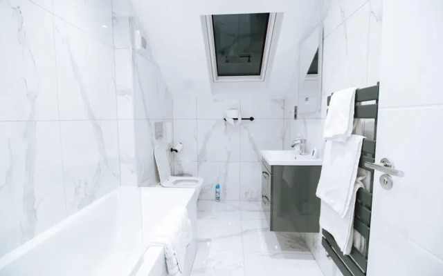 Remarkable, Penthouse - 3-bed Apartment in Purley