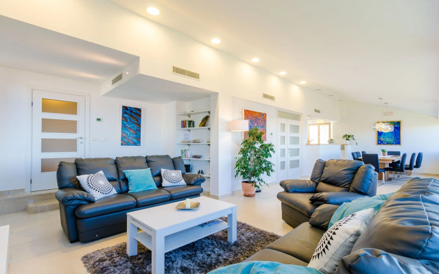 Villa Art Gallery - Six Bedroom Villa with Terrace and Swimming Pool