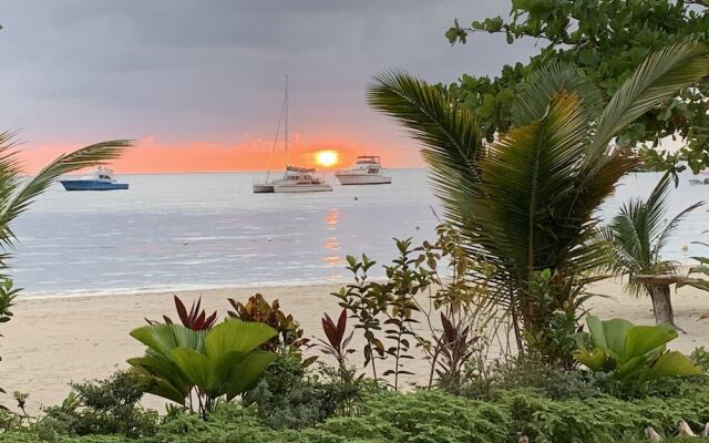 Comfy Stay In Jamaica -enjoy 7 Miles Of White Sand Beach! 2 Bedroom Villa by Redawning