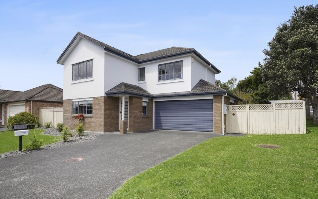 Spacious Family Home -Fully Fenced Yard