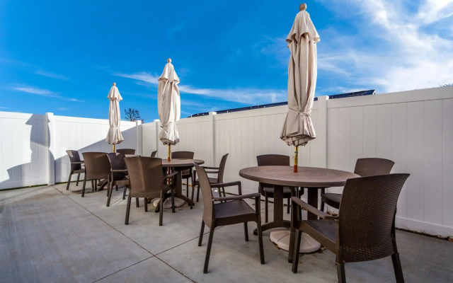 Cobblestone Inn & Suites - Holdrege