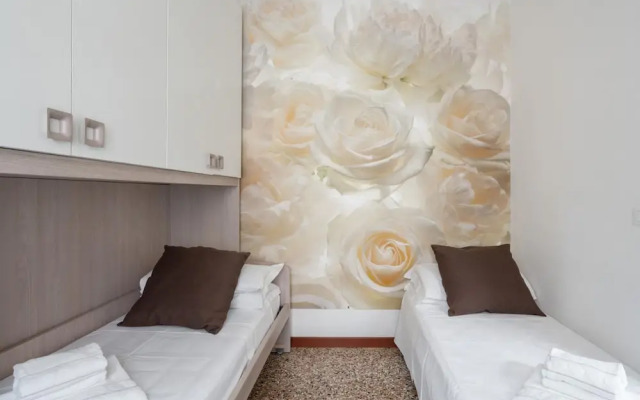 Venice Grand Canal Style Apt 3 by Wonderful Italy