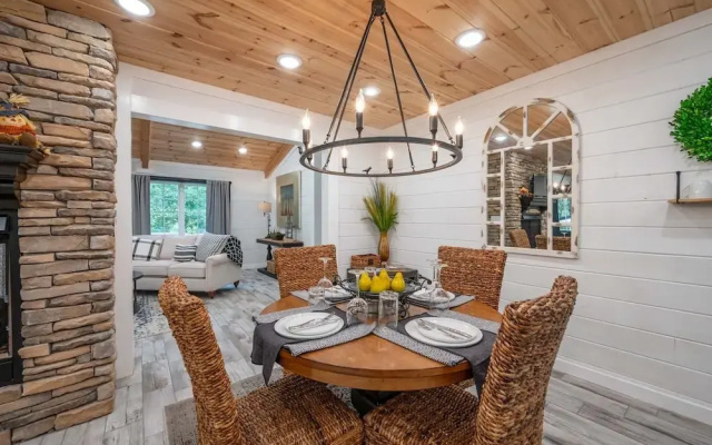 Sugar Hill Newly Remodeled includes Fully Supplied Kitchen and Hot Tub by RedAwning