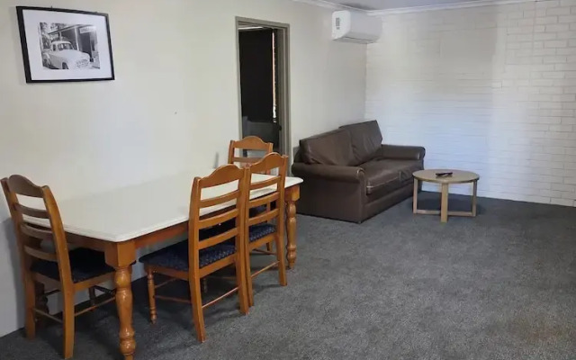 Morayfield Tavern & Motel