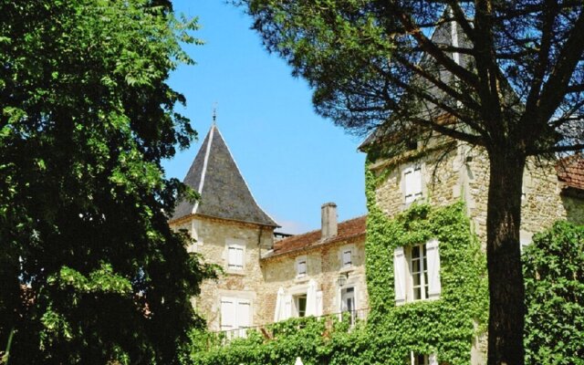 Holiday apartments at the courtyard of French château