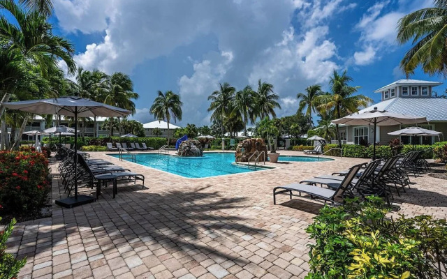 Genoa Vacation Rental: Stylish 2-BR Condo with Golf & Lake Views. Resort-Style Pool, Hot Tub, and Easy Access to Championship Golf. Minutes from Naples Beaches, 5th Avenue S, and Marco Island