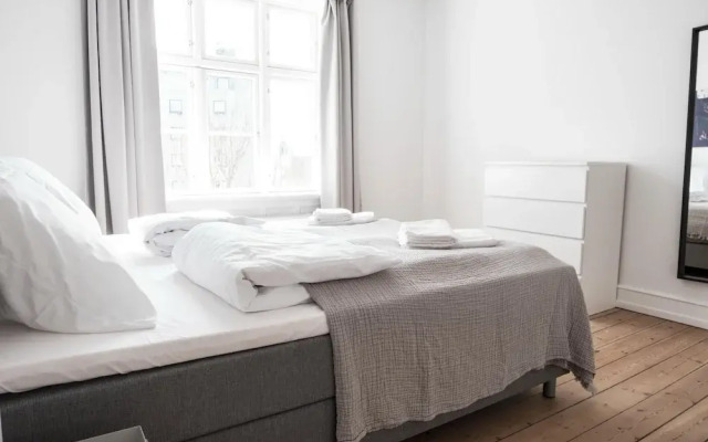 Beautiful and Bright 2-bed With Private Balcony