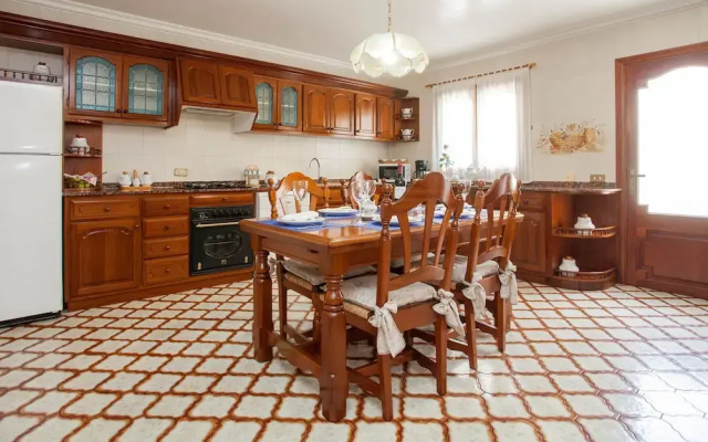 Roses in Alc dia With 4 Bedrooms and 2 Bathrooms