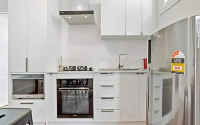 Cheerful 1 Bedroom Home With Free Parking