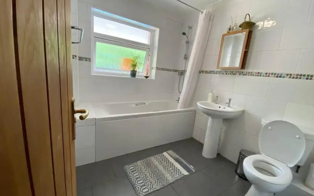 Family Home With Large Garden and Pool Near Totnes