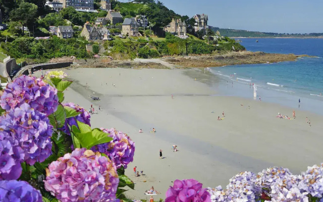 Charming holiday home, 200 m sandy beach, Locquirec