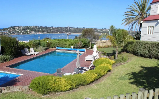 Pacific Heights Holiday Apartments & Munn's Tower House