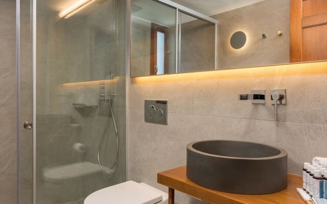 Azatis Luxury Villa
