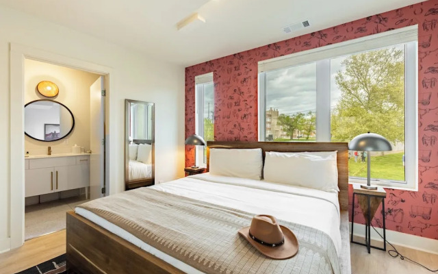 The Outrider by AvantStay Chic Stay Close to Broadway