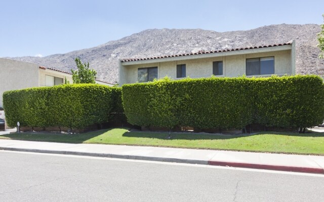 2BR Palm Springs Townhouse Hideaway by RedAwning