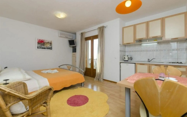 Studio apartment Lemar - parking and barbecue: SA3 Bol, Island Brac