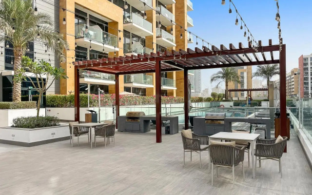 1Br Azizi Riviera B7, Pool View