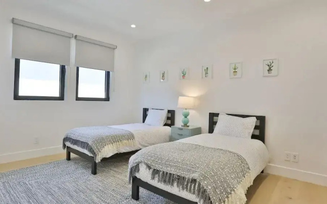 Spacious 5 Bedroom West Hollywood Home With Pool