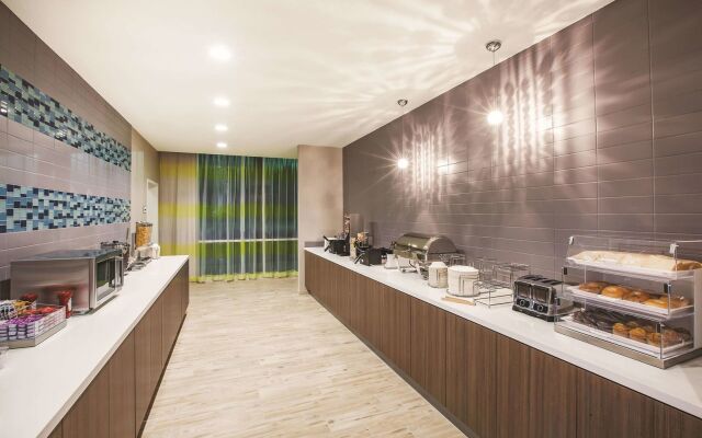 La Quinta Inn & Suites by Wyndham Wichita Northeast