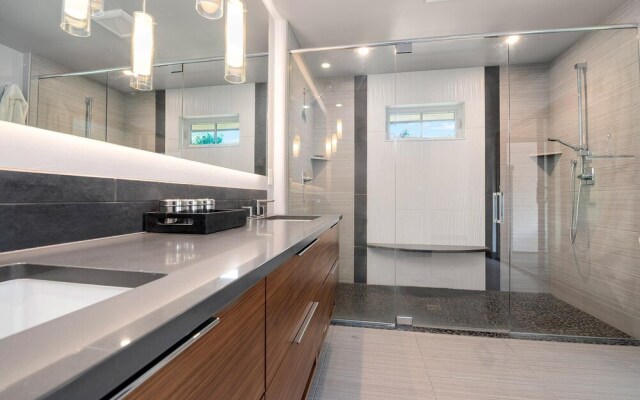 Relaxing in Paradise w Private Roof Top Deck!!