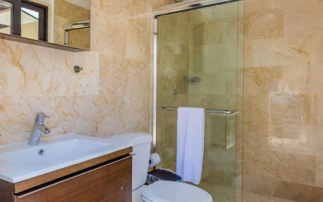 Unique 2BR Penthouse w Privaterooftop Palmbeach