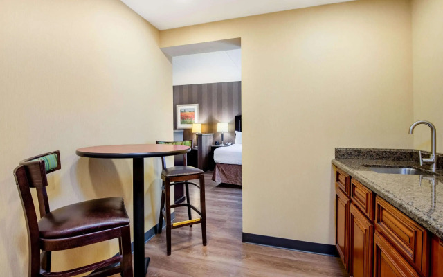 La Quinta Inn & Suites by Wyndham Bel Air/I-95 Exit 77A