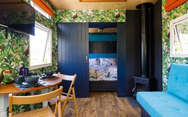 The Showman s Carriage King Bed Close to Beach