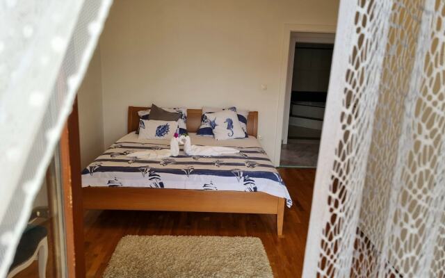 Large 120 m2 apt With Patio,1 min Walk From Beach