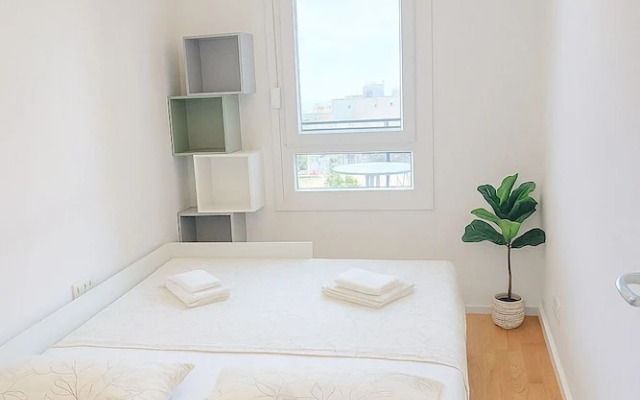 Mika's 2-Bedroom Seaview Flat & Parking