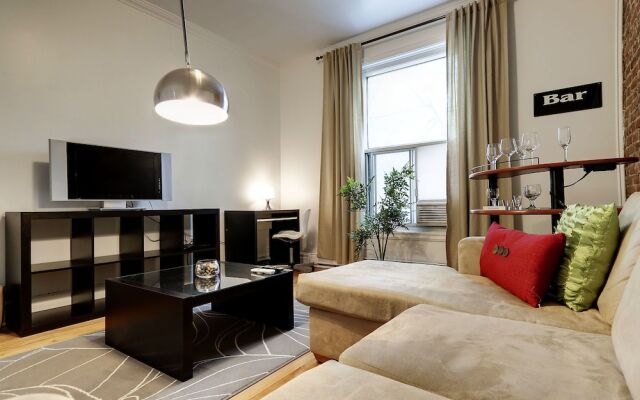 Large three bedroom next to the Bell Center by Hometrotting