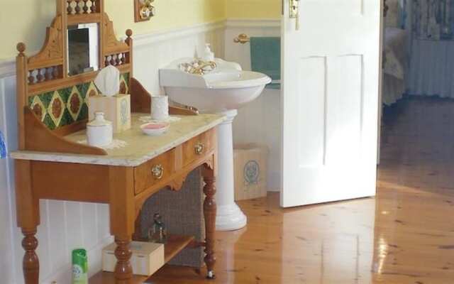 Water Bay Villa Bed and Breakfast