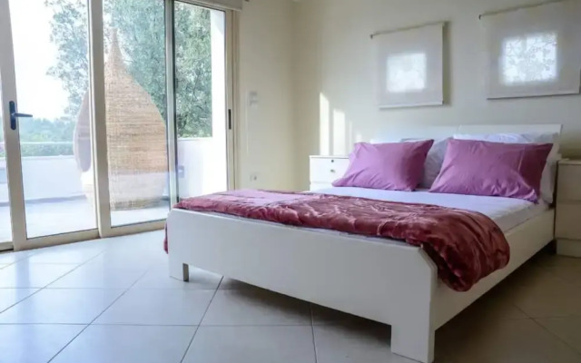 Green Luxury Villa Near The Sea