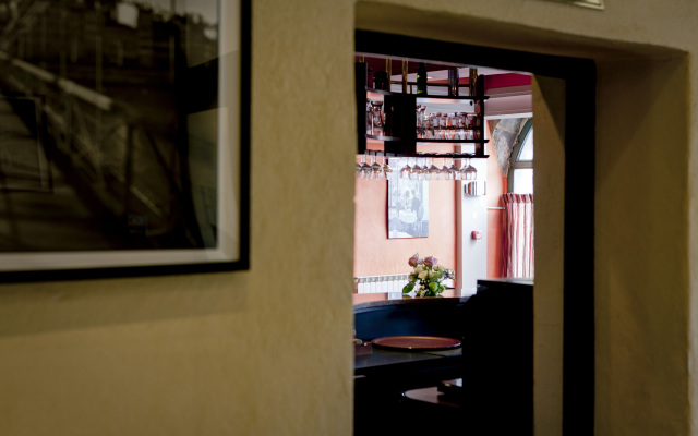 Le Phenix Hotel
