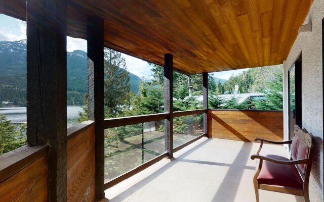 Lakefront Chalet with private dock