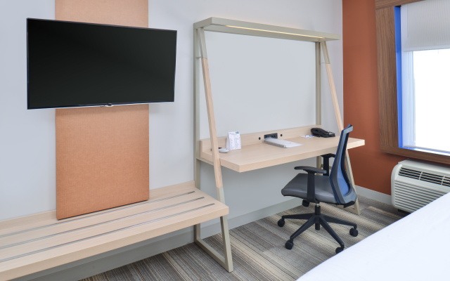 Holiday Inn Express & Suites Farmington Hills - Detroit by IHG