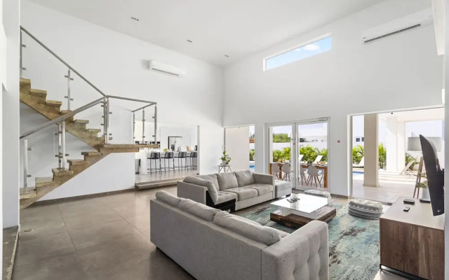 NEW Modern Villa Jacuzzi Pvt Pool Close2beach