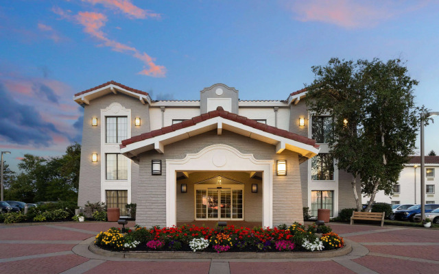 La Quinta Inn by Wyndham Pittsburgh Airport
