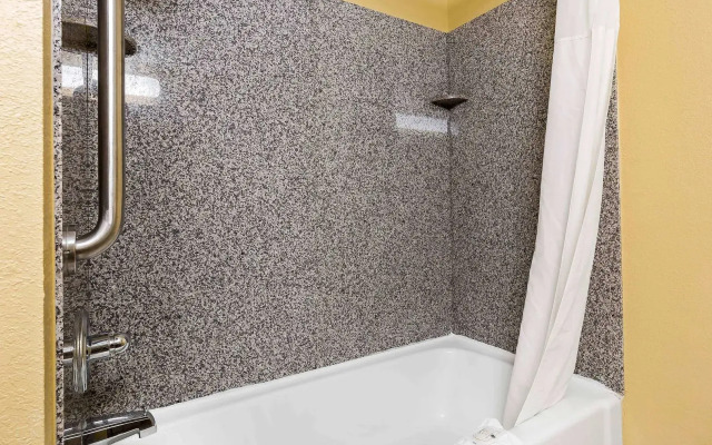 Quality Inn & Suites Bloomington University Area