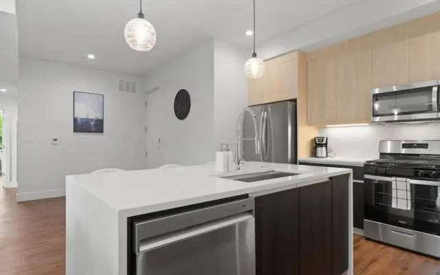 Upstay! New Renos Spacious Apartment Near Soco