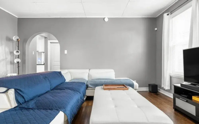 Charming 2 Bedroom with in Home Gym