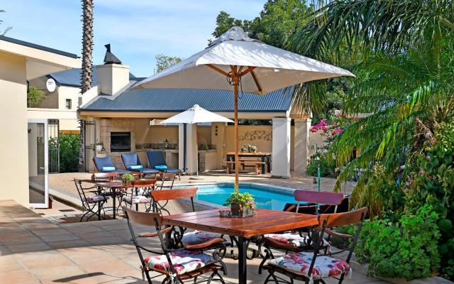 Petit Plaisir is a Romantic Self-catering Cottage on the Side of the Village no1