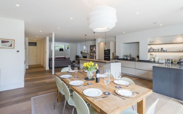 Luxurious Highbury Mansion with Beautiful Garden