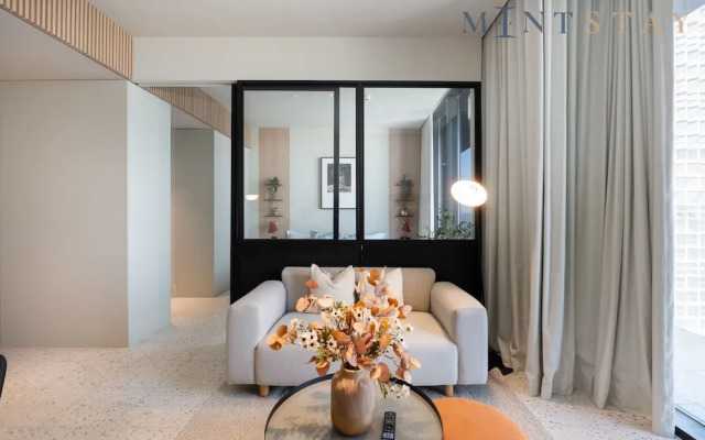 Urban 1BR w Balcony in Business Bay