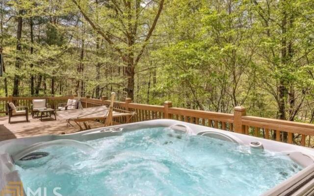 Stunning 4BR 3BA Cabin - Lakes, Hot Tub, Fireplace