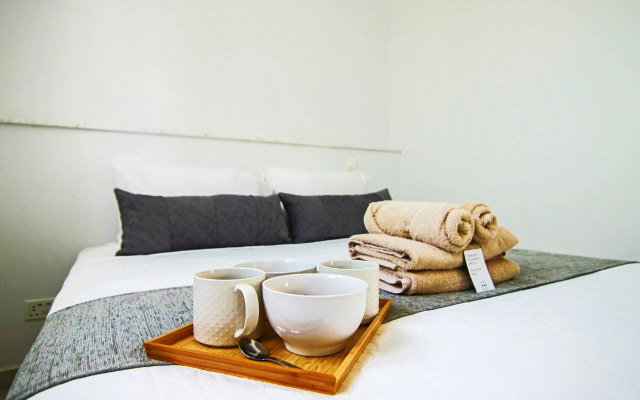 Phaedrus Living: Executive Harbour Suites 203